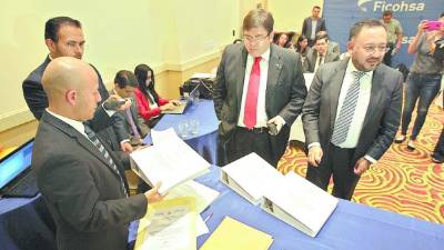 Personal del comité técnico de la Enee abrió los sobres y le dio lectura a las ofertas hechas por Manitoba Hidro y el Consorcio Energía Honduras.