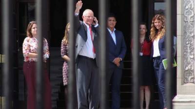 Kuczynski se despidió ayer de su Gabinete tras presentar su renuncia a la presidencia. //AFP.