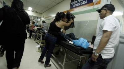Un joven, acompañado de su familia, es atendido en la sala de Emergencia del hospital Mario Rivas.