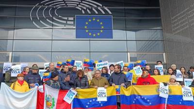 La delegación del Partido Popular en el Parlamento Europeo, junto a un grupo de venezolanos residentes en Bélgica, reclaman frente a la sede de la Eurocámara que González asuma la presidencia de Venezuela.