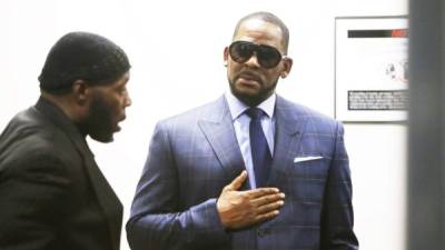 R. Kelly en la corte de Chicago el 06 de marzo para su audiencia tras ser arrestado por no pagar más de $160,000 dolares en manutención. Foto Nuccio DiNuzzo/AFP