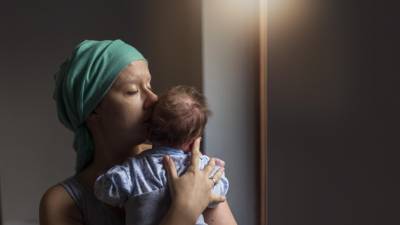 El apoyo emocional y físico de la pareja y demás seres queridos a la madre afectada es crucial para enfrentar esta etapa con una mejor actitud y menos impacto hacia el bebé.