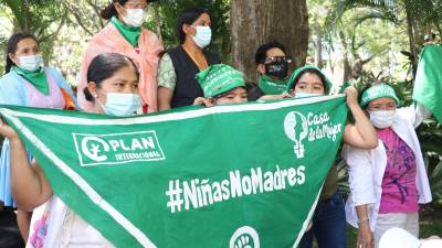 Decenas de mujeres se manifestaron en Bolivia para exigir se respete el deseo de una niña de 11 años de abortar.