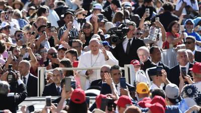 El Papa Francisco vuelve a causar controversia por usar un término despectivo para referirse a los homosexuales.