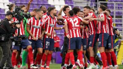 Los jugadores de Atlético celebran luego de coronarse campeón del fútbol español.