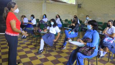 Un máximo de 20 alumnos son los que están recibiendo clases semipresenciales en el JTR, en total son 2,000 estudiantes de las diferentes jornadas los que se encuentran acudiendo a las aulas. Fotos: Moisés Valenzuela.