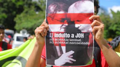 Un reducido grupo de campesinos hondureños protestaron este jueves frente a la Embajada de Estados Unidos en Tegucigalpa contra el indulto otorgado por el presidente estadounidense, Donald Trump, al exmandatario Juan Orlando Hernández (2014-2022), que había sido condenado a 45 años de cárcel por narcotráfico en ese país norteamericano.