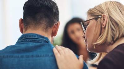 Los expertos aconsejan hablar cuando la persona está experimentando cambios emocionales.