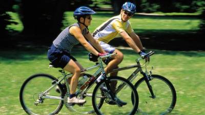 Pedaleando al menos media hora se entrenan al máximo los cuádriceps y se tonifican y endurecen los glúteos.