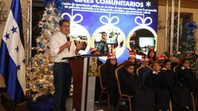 El presidente Hernández en el evento junto a los niños del coro que participaron en el evento.