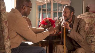 En “This Is Us”, Jones (derecha) interpretó a William “Shakespeare” Hill, un exdrogadicto con cáncer terminal que se conecta al final de su vida con la familia adoptiva de su hijo, Randall Pearson (Sterling K. Brown), a quien había abandonado frente a la estación de bomberos al nacer.