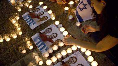 Israelis mourns and light candles in Rabin Square in Tel Aviv on June 30, 2014 after the announce that the bodies of the three missing Israeli teenagers were found. Israel confirmed finding the bodies of three teenagers who disappeared in the southern West Bank on June 12, blaming the Islamist Hamas movement for their kidnapping and murder. AFP PHOTO/OREN ZIV ++ISRAEL OUT+++