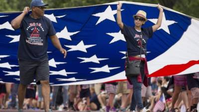 Varios desfiles se celebraron este lunes en Washington, a solo unas pocas calles de la Casa Blanca, donde cientos de personas se congregaron para admirar las carrozas y las bandas.