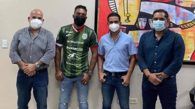 Reinieri Mayorquín luciendo ya la camisa del Marathón junto a Orinson Amaya, Rolín Peña y Mario Berríos.