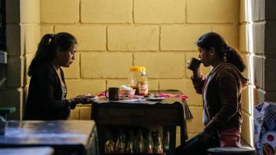 Dos hondureñas tomando café en La Esperanza, Intibucá.