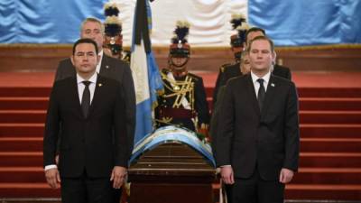 Personalidades guatemaltecas, comenzando por el presidente Jimmy Morales (izq.) presentaron sus respetos ante el féretro del expresidente.