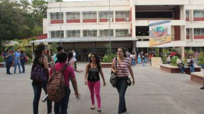 Estudiantes caminan por la plaza Froylán Turcios de la Unah-VS. El plazo para pago de matrícula finaliza el 22 de mayo. Foto: Jorge Monzón.