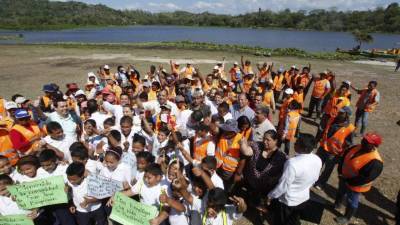 Los beneficiados se tomaron una foto para el recuerdo con el Presidente y los regidores municipales. Fotos: Wendell Escoto.