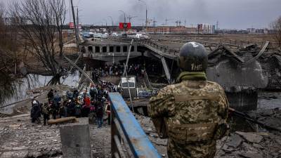 Cientos de civiles intentan evacuar Kiev ante el recrudecimiento de los combates y bombardeos rusos en los alrededores de la capital ucraniana.