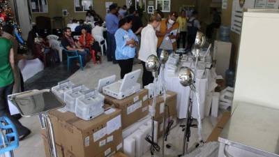 Integrantes de la Fundación del Rivas revisan lo entregado. Fotos: Jorge Monzón