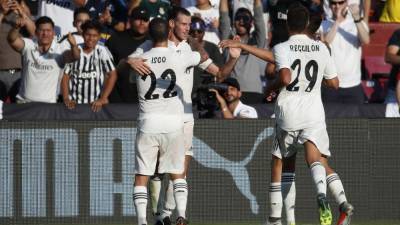 Jugadores del Real Madrid festejando una de sus anotaciones.