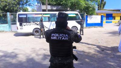 Transporte. El conductor llevó el bus hasta la posta de la López Arellano para auxiliar al pasajero.