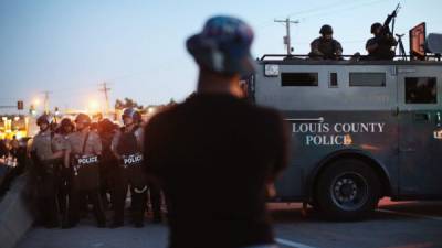 La policía de Missouri toma medidas ante las manifestaciones en Ferguson.
