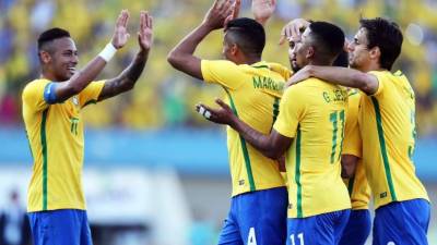 Neymar celebrando con sus compañeros uno de los goles de Brasil.