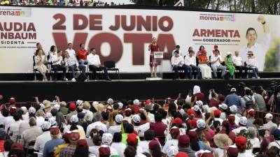 La candidata presidencial del oficialismo Claudia Sheinbaum (c), habla en un acto de campaña el sábado en la ciudad de Puebla (México).