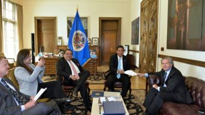 La semana anterior, Reinaldo Sánchez, secretario de la Presidencia, entregó una carta al secretario de la OEA, Luis Almagro, pidiendo apoyo para depurar el MP y la CSJ.