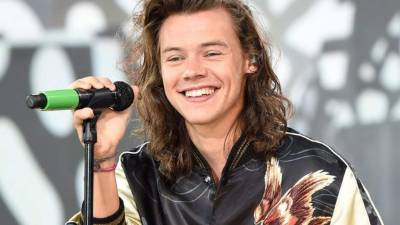 El cantante de One Direction Harry Styles tenía años de no cortarse su famosa melena. Foto: Getty.