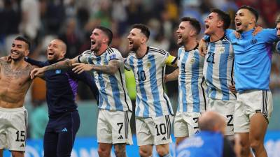 Los jugadores de Argentina celebrando con Messi el pase a la final del Mundial de Qatar 2022.