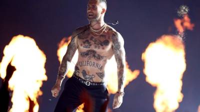 El vocalista de Maroon 5, Adam Levine, durante el show de medio tiempo en el Super Bowl LIII este 03 de febrero de 2019. Foto Al Bello/AFP