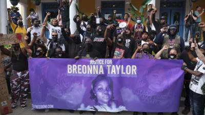 Miles de personas protestaron en Estados Unidos por la muerte de Breonna Taylor durante una redada policial.