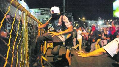 En Casa Presidencial, la marcha de las antorchas atacó la malla ciclón que los militares suelen colocar para impedir el paso de los manifestantes. Una unidad militar fue pintada con frases alusivas a la protesta. Las llantas de un comando del Ejército fueron perforadas y un soldado resultó herido en un ojo.Video tomado de Telenoticias.