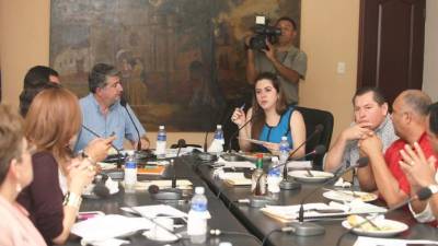 Los regidores discutieron el presupuesto sin la presencia del alcalde, quien se sumó al final.