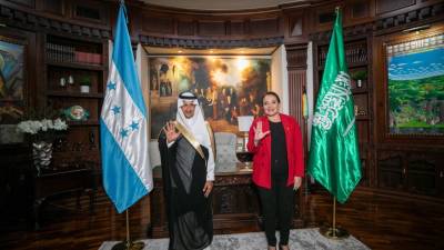 Representante de Arabia Saudita y la presidenta de Honduras Xiomara Castro.
