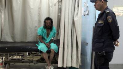 Héctor Abilio Cruz cuando esperaba ser atendido en el hospital.