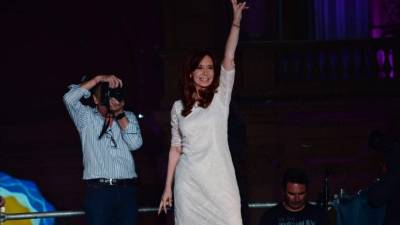 Cristina sale por la puerta chica tras pelearse con Macri por la entrega del poder.