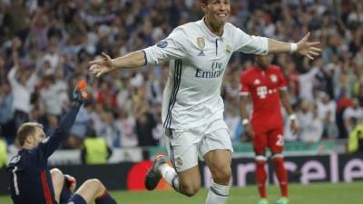 GRA545. MADRID, 18/04/2017.- El delantero portugués del Real Madrid, Cristiano Ronaldo, celebra el tercer gol del equipo blanco, durante el encuentro correspondiente a la vuelta de los cuartos de final de la Liga de Campeones, que han disputado frente al Bayern en el estadio Santiago Bernabéu, en Madrid. EFE / JuanJo Martín.