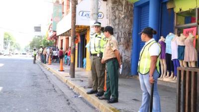 En la Tercera Avenida se ubicaron ayer policías municipales para evitar que vendedores ocupen el área. Foto: Franklin Muñoz