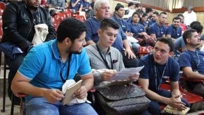 Luis Aguilar, Miguel Fernández y Juan Alvarenga previo a presentar su aplicación.