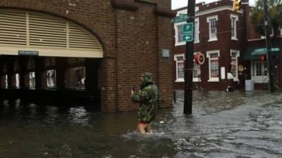 Un hombre recorre las inundadas calles de Charleston, Carolina del Sur.