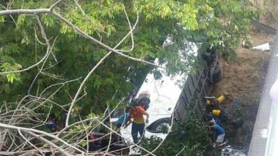 El bus cayó en el cauce de un riachuelo dificultando el trabajo de los socorristas.