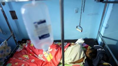 Uno de los menores que sufrió quemaduras en la mano izquierda está hospitalizado en el Materno Infantil.