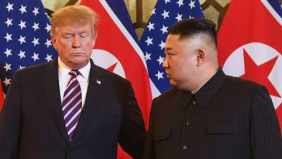 El presidente de EEUU, Donald Trump, y el líder norcoreano, Kim Jong-un, comenzaron hoy su segunda cumbre con muchos gestos.
