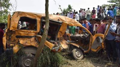 El auto en que viajaban los menores se estrelló contra un tren en India./AFP.