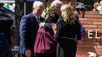 Biden consuela a la directora de la escuela Robb, Mandy Gutierrez, durante su visita a Uvalde junto a la primera dama, Jill.