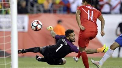 El momento en el que Raúl Ruidíaz marca el gol con la mano ante Brasil.
