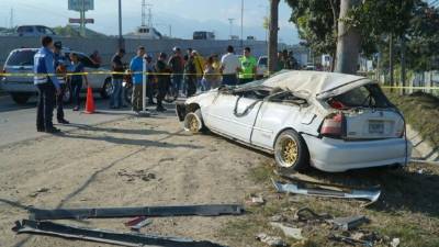 El vehículo volcó y dio varias vueltas atropellando a los esposos que caminaban por la acera.